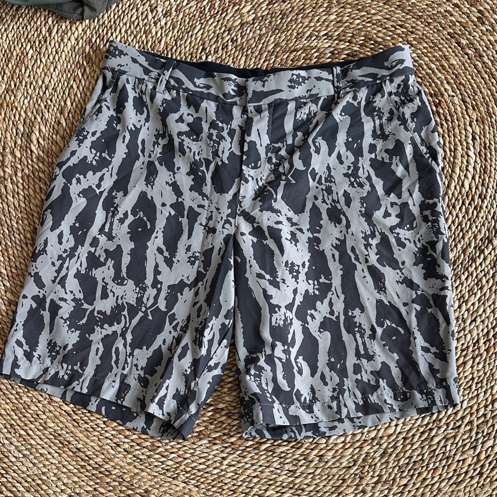 Nike Golf size 36 Gray & Black Camouflage Shorts